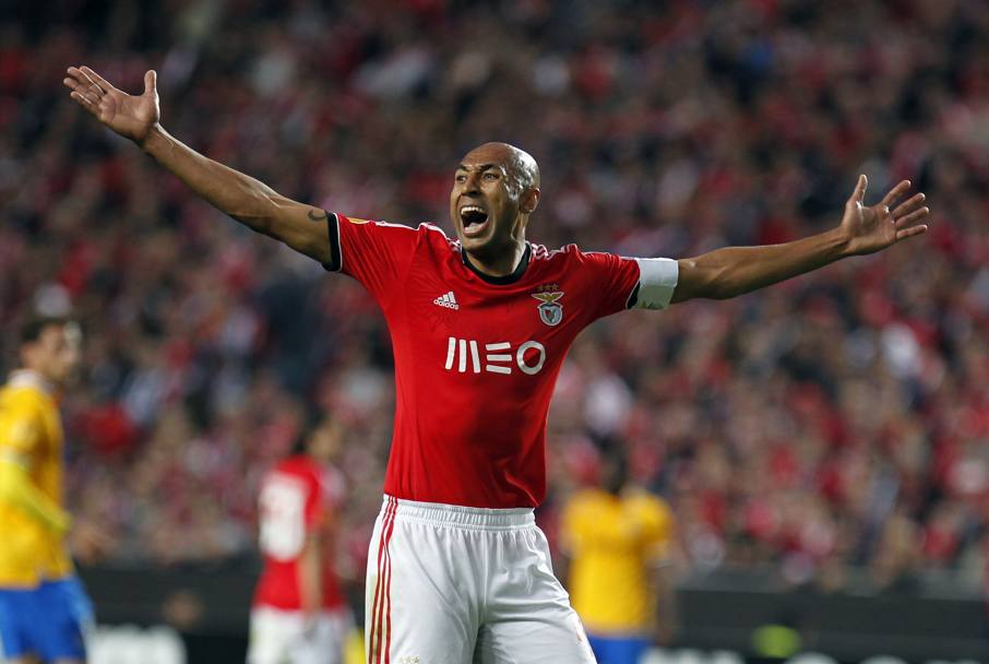 Il Benfica ha un grande leader in difesa: Luisao guida i compagni e chiude tutti gli spazi. Ap 